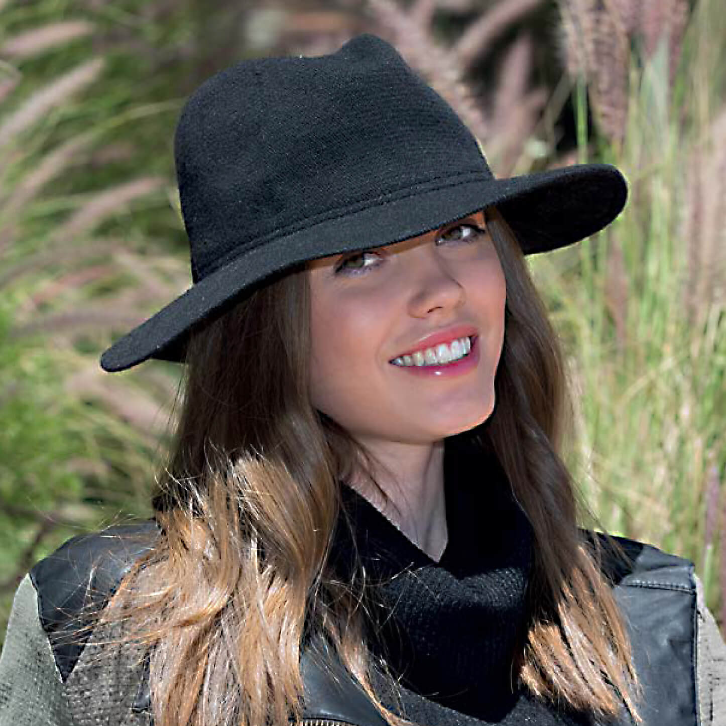 RL327 suzl 羊羔绒软呢帽。高品质女式两种色调的毡帽，采用超柔软的羊羔绒制成，饰有简单的罗缎缎带头带。