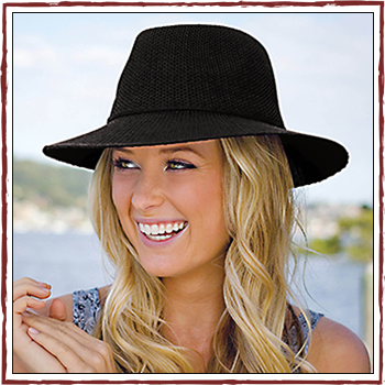 Woman hat -  Color black. Fibers: 100% polyester (PL)