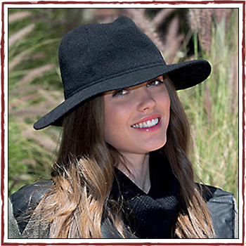 Woman hat - Color black. Material: 50% lambswool (WW) and 50% polyester (PL)