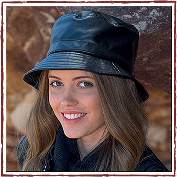 Woman hat - Color black. Material: faux leather.